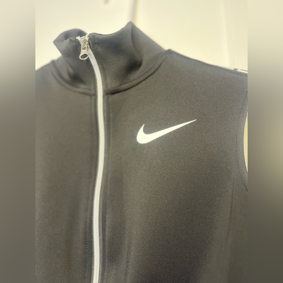 Nike Black Small Activewear Crop Top: Style and Performance Combined - Picture 5 of 7